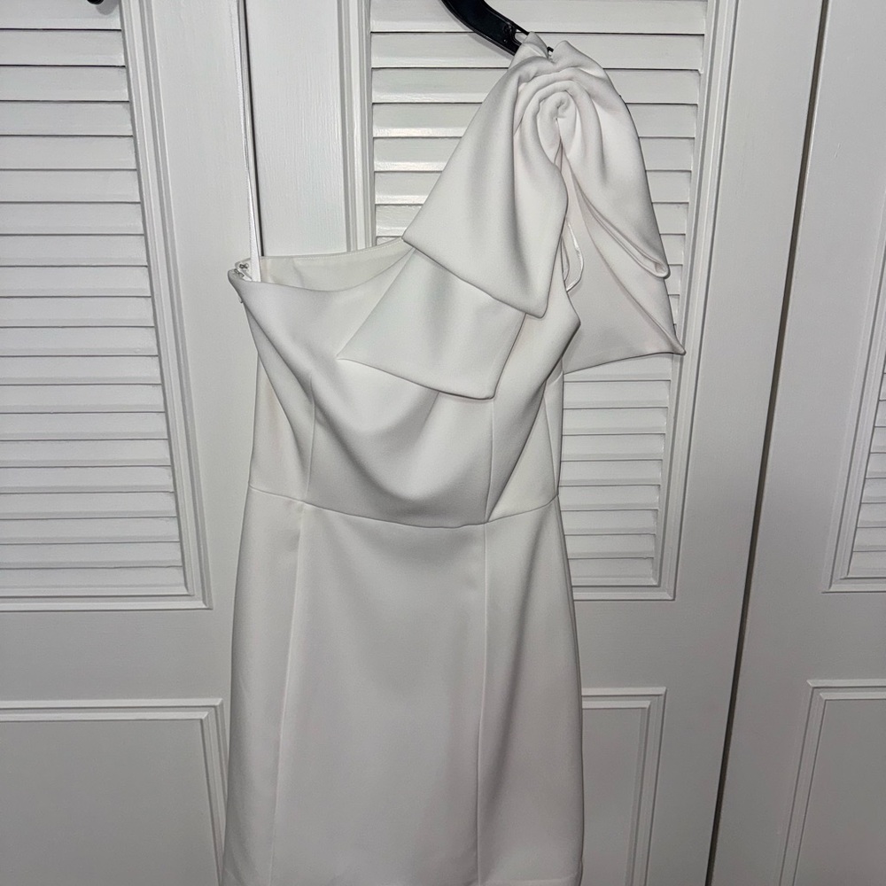 Gianni Bini White One-Shoulder Dress with Sculpted Bow